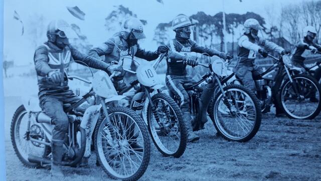 Die Sandbahn-Asse beim Start in Altrip (Foto Bernhard Kunz)