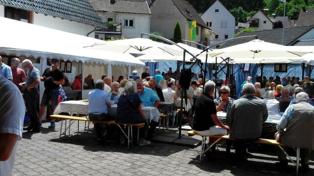 Gesellige Runde auf dem Weinfest | Foto: Schneider