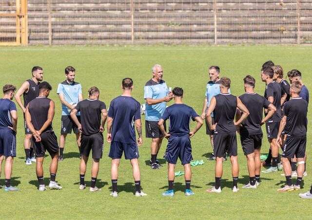Christian Neidhart beim Trainingsauftakt des SV Waldhof im Gespräch mit seinen Spielern. | Foto: Christian Gaier