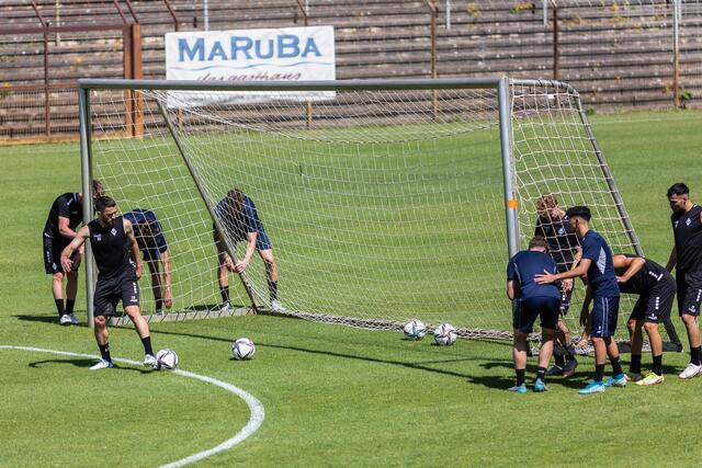 Das Teamwork beim Torschleppen funktioniert schon mal. | Foto: Christian Gaier