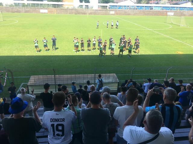 Beifall nach dem eineinhalbstündigen Trainingsauftakt.  | Foto: Christian Gaier