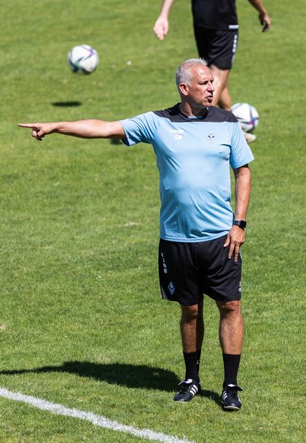 Cheftrainer Christian Neidhart zeugt, wo's langgeht.  | Foto: Christian Gaier