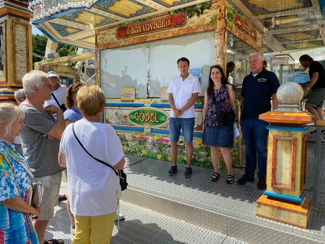 Tobias Göbel (links), Wochenblatt-Redakteurin Charlotte Basaric-Steinhübl und Andreas Göbel bei der Begrüßung der Gewinner.  | Foto: Torsten Kleb