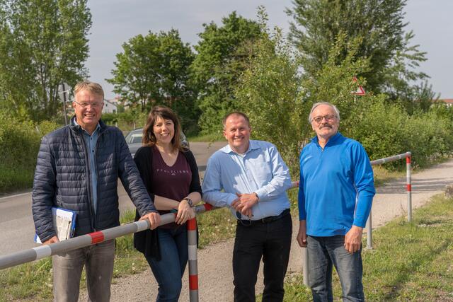 Die Initiatoren aus dem Vorstand der Siedlergemeinschaft BASF-Notwende am Ort des Geschehens: Beisitzer Martin Krumhaar, Schriftführerin Birgit Roher, Vorsitzender Matthias Meier und Robert Sasse, stellvertretender Vorsitzender | Foto: Kim Rileit