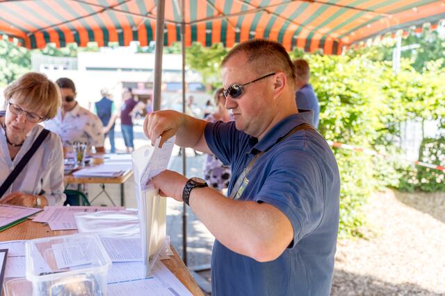 Eingetütet: Siedler-Vorstand Matthias Meier verstaut die gefüllten Unterschriftsbögen am Infostand im Pausenhof der Karl-Kreuter Grundschule | Foto: Kim Rileit
