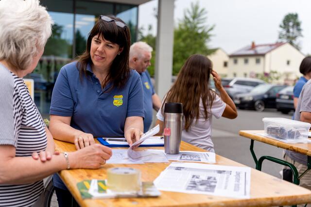 Im Dialog: Schriftführerin Birgit Roher spricht mit einer Anwohnerin über den Ausbau und erklärt die geplanten Maßnahmen | Foto: Kim Rileit