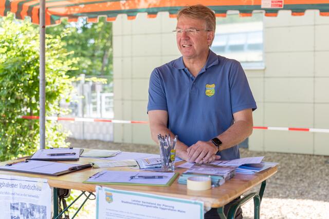 Martin Krumhaar am Infostand im Pausenhof der Karl-Kreuter Grundschule | Foto: Kim Rileit