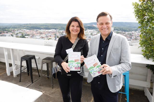 Sabine und Holger Wienpahl bei der Vorstellung ihres Buches „Glücksorte in Kaiserslautern“ | Foto: view