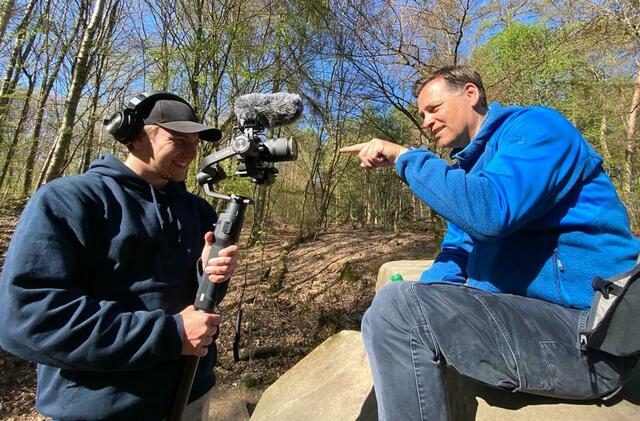 In seinem selbst produzierten Format „Wienpahl wandert“ lädt Holger Wienpahl sich Gäste ein und geht mit ihnen auf seine Lieblingstouren am Rhein, an der Mosel und in der Eifel | Foto: Edgar Gerhards