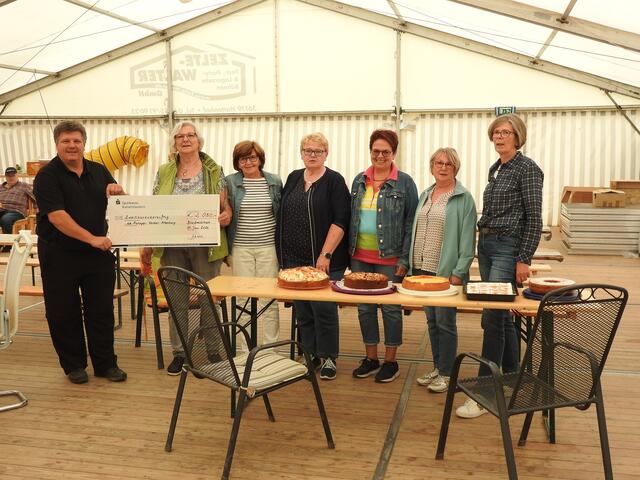 Spendenübergabe in Altenahr-Altenburg Foto: Landfrauenverein VG Bruchmühlbach-Miesau