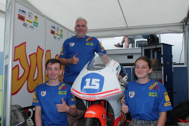 Julius Coenen mit seiner Schwester Helena und seinem Vater (Foto Michael Sonnick)