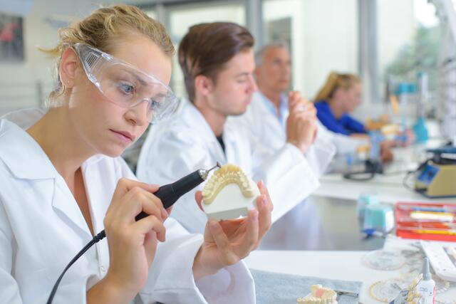 Auch Quereinsteiger können sich um einen Zahntechniker-Job in dem Dentallabor bewerben, zum Beispiel Goldschmiede, Werkzeugmacher, Zahnarzthelferinnen oder zahnmedizinische Fachangestellte. Während Goldschmiede oder Werkzeugmacher schon über das nötige technische Know-how verfügen, bringen zahnmedizinische Fachangestellte und Zahnarzthelferinnen das zahnmedizinische Fachwissen mit. Das sind jeweils gute Voraussetzungen, um mit der Erfahrung in der Werkstatt oder der Zahnarztpraxis im dentalen Bereich bei "Claisse Dental-Technik" zu arbeiten.