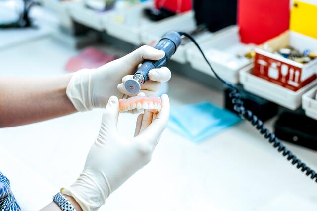 Stellenangebote für Zahntechniker: Für die Job im dentalen Bereich kommt in Frage, wer sich als Zahntechniker für den Schwerpunkt Keramik oder den Schwerpunkt Kunststoff oder einen weiteren Schwerpunkt spezialisiert hat. Angeboten werden Jobs in Vollzeit und Jobs in Teilzeit. Kunden des Zahntechnik-Labors sind Zahnärzte mit ihrer Praxen. Weil sich zahnmedizinische Fachangestellte dort schon mit den Produkten des Zahntechnikers beschäftigen, wäre für sie auch ein Job in einem Dental-Labor denkbar.