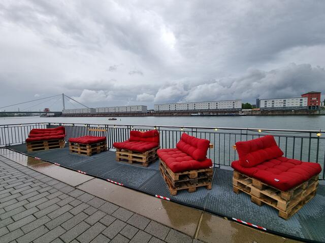 Gemütlich am Rhein sitzen - sicher schön bei Trockenheit  | Foto: Basaric-Steinhübl