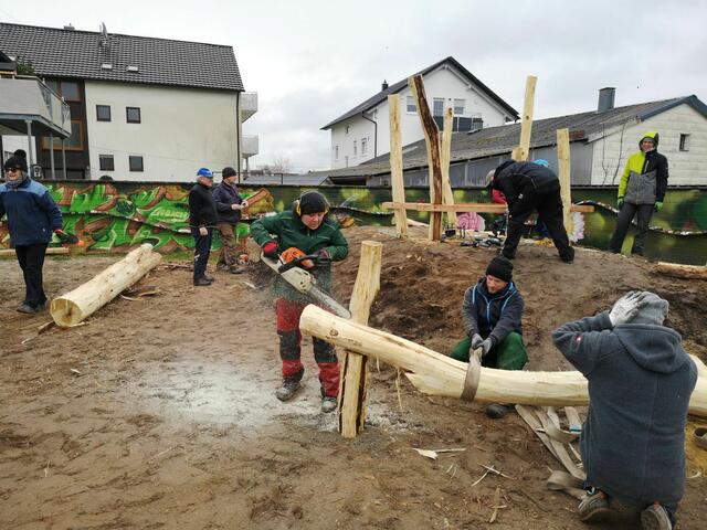 Zwischen November und Mai entstanden in mehreren Bürgereinsätzen zwei Spielhügel zum Klettern und Balancieren sowie eine Wasserpumpe | Foto: Stadt Hagenbach