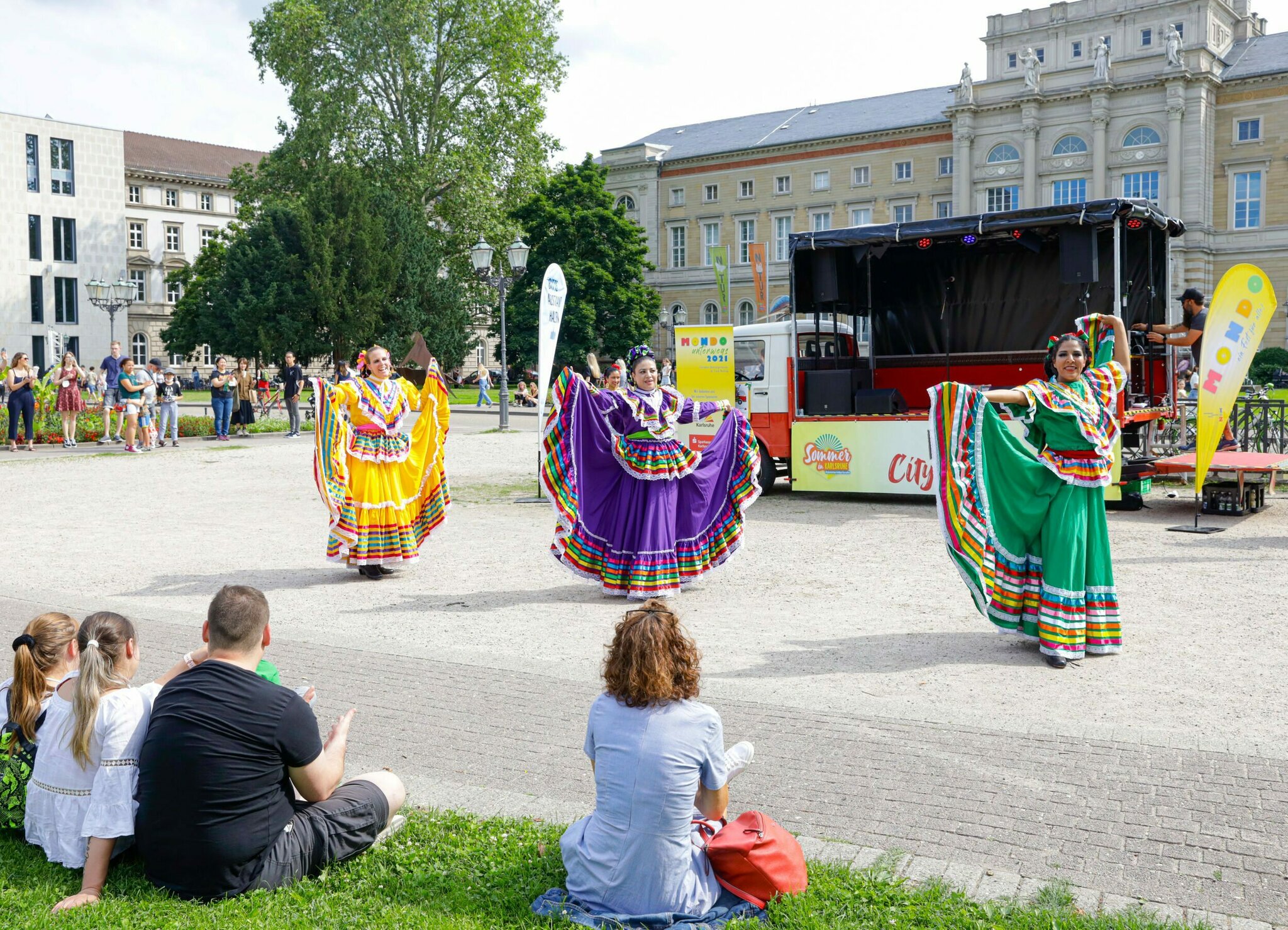 Live-Musik und Tanz auf der kultigen Bühne: Fest-Citymobil ist wieder