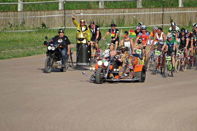 Ehrenrunde mit Alfons V., Weinprinzessin Sophie und König Bansah | Foto: Brigitte Melder
