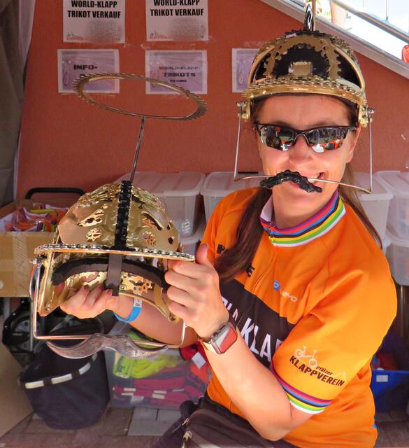 Die beiden Gewinnerhelme | Foto: Brigitte Melder