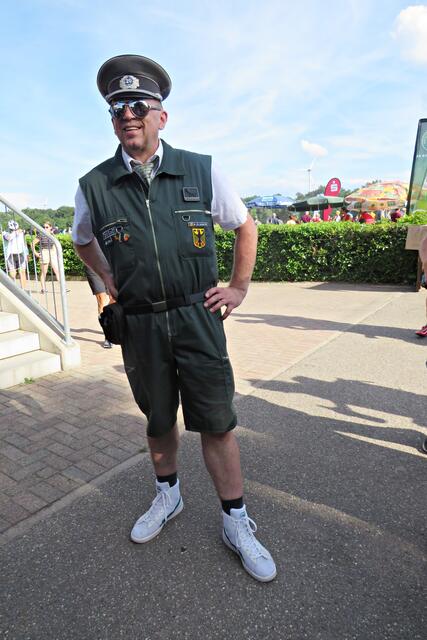 Der Herr vom Zoll inspizierte die Klappräder, Günter Seiberth | Foto: Brigitte Melder