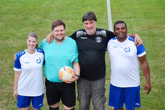 Voller Leidenschaft für den Sport und für eine vielfältige Gesellschaft: Lea Kober und Ananthan Jegatheesan von der Lebenshilfe Südliche Weinstraße mit Schiedsrichter Florian Höfler und Reinhold Lutz (Geschäftsführer des FSV Offenbach) | Foto: Dennis Christmann/Lebenshilfe Südliche Weinstraße