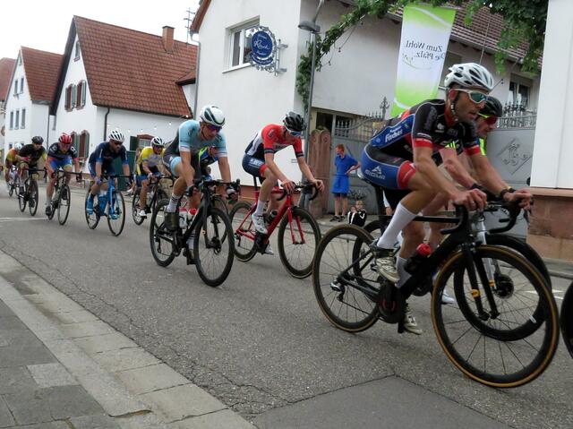 Mit hohem Tempo geht es beim Radrennen vorbei an den Ausschankstellen | Foto: Gerhard Syring-Lingenfelder