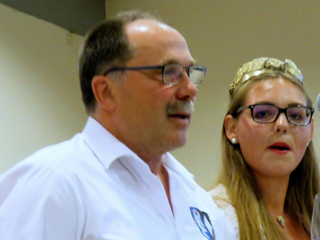 Weinprinzessin Hanna lauscht dem Taufspruch von Ortsbeirat Volker Syring-Lingenfelder | Foto: Gerhard Syring-Lingenfelder