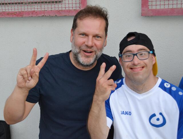 Philipp Daum (Geschäftsbereichsleitung Zentrale Dienste) und der mehrfache Torschütze Mathias Schäfer freuten sich gemeinsam. | Foto: Dennis Christmann/Lebenshilfe Südliche Weinstraße