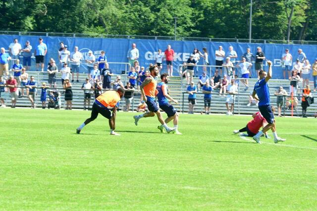 Besprechung, Übungen und ein Spielchen zum Trainingsauftakt bei den Karlsruhern

Meht folgt unter www.wochenblatt-reporter.de/sport | Foto: Anderer/ka-abseits