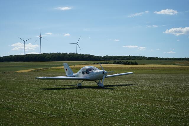 Startendes Ultraleichtflugzeug auf dem Sonderlandeplatz EDRQ Imsweiler. Jeden Sonn- und Feiertag Flugbetrieb. Interessierte und Flugsportbegeisterte sind eingeladen vorbeizuschauen um das besondere Flair und die tolle Landschaft zu geniessen. Gerne auch Mitfluggelegenheiten. Infos auf der Webseite: www.fsvi.de oder persönlich vor Ort. | Foto: Stephen Wüstenberg Photographie - Wartenberg-Rohrbach