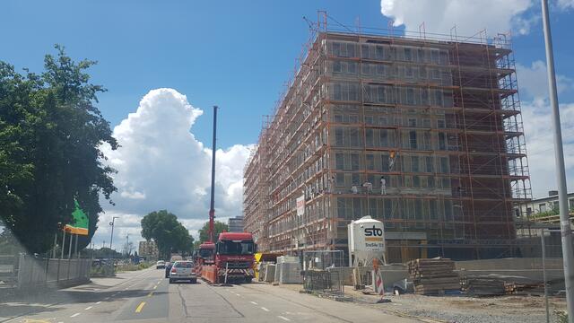 Der knapp 40 Meter hohe Wasserturm hinter dem Hauptbahnhof - jetzt verdeckt vom entstehenden Neubau - wurde 1913, als der Hauptbahnhof von der Kriegsstraße an den heutigen Standort verlegt wurde, an der Fautenbruchstraße errichtet. Aktuell entsteht hier ein Hotel- und Bürokomplex an diesem historischen Bau. Unter anderem entstehen darin ein "Premier Inn Hotel" und 122 Tiefgaragen-Stellplätze. Gegenüber war geplant, den zentralen Busbahnhof zu installieren. | Foto: www.jowapress.de