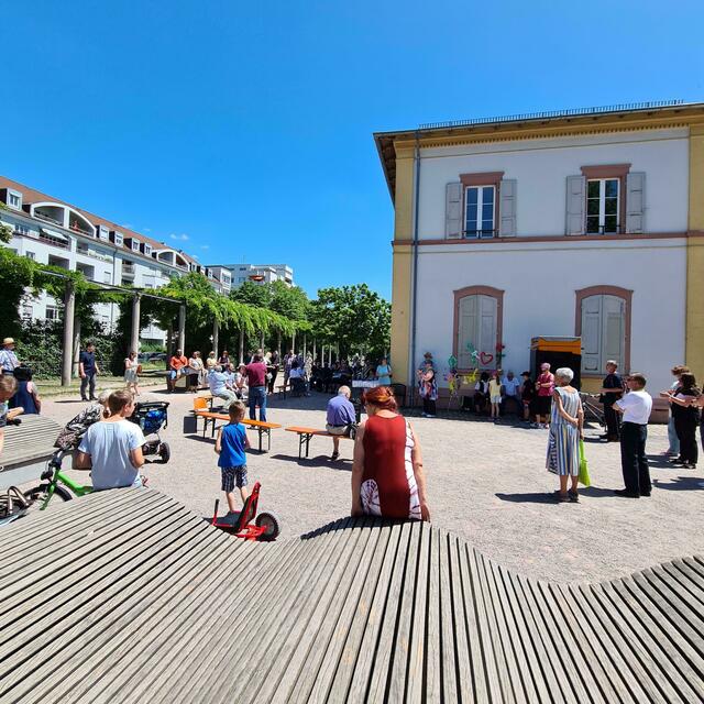 Ein neues Angebot für die Bevölkerung im Stadtteil (das "Wochenblatt" berichtete): Einweihung der interaktiven Telefonzellen durch den Bürgerverein Mühlburg | Foto: bru