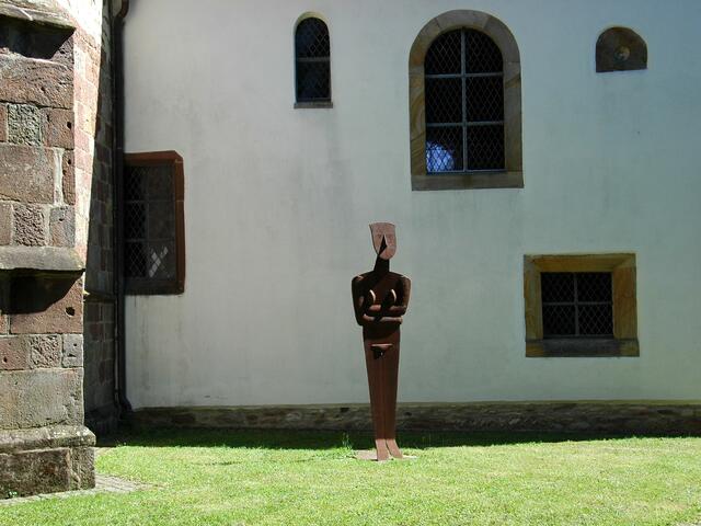 Kyklade von Bildhauer Mathias Nikolaus an der Historischen Kirche in Minfeld | Foto: A. Abt