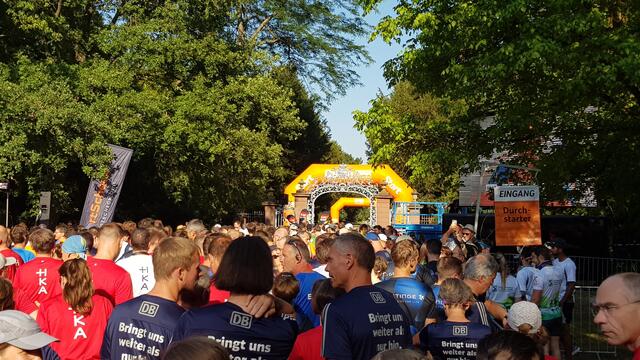 "Eine tolle Strecke": Freudige Stimmung im Karlsruher Schlossgarten. Nach langer Zwangspause findet der B2Run wieder großen Anklang | Foto: www.jowapress.de