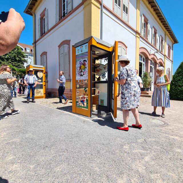 Stadträte schauen sich die Einrichtung näher an | Foto: BRU