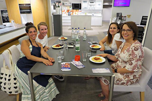 Guten Appetit - nun bekommen die Damen eine Kostprobe | Foto: Brigitte Melder