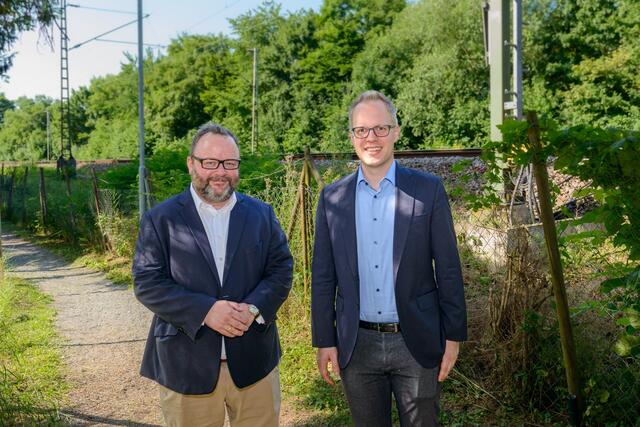 Christian Jung besichtigt gemeinsam mit dem Parlamentarischen Staatssekretär Dr. Jens Brandenburg MdB (rechts) einen Abschnitt der Bestandstrasse in Karlsruhe. | Foto: Wolfgang Vogt