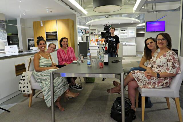 Fünf Freundinnen freuen sich aufs Kochen | Foto: Brigitte Melder