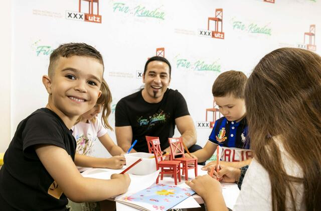 XXXL-Kinderlächeln: Mit der großen Malaktion rufen XXXLutz und Comedian Bülent Ceylan Kinder in ganz Deutschland dazu auf, ihr ganz eigenes Bild zu malen, wie sie auf dem Roten Stuhl wohnen – um damit anderen Kindern zu helfen. Für jedes Bild fließen am Weltkindertag im September 100 Euro an die Bülent Ceylan für Kinder Stiftung.  | Foto: XXXLutz