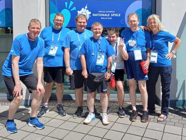 Badminton-Gruppe (von links nach rechts): Torsten Piechottka (Coach), Kevin Weigel, Viktor Hatzenbühler, Rudolf Schneider, Andreas Appelmann, August Geiger, Barbara Piechottka (Head-Coach) | Foto: Gerhard Metz/Lebenshilfe Südliche Weinstraße