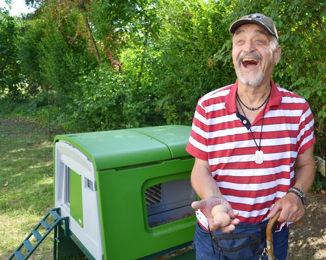 Günther Pahle freut sich über zwei frische Hühnereier. Das Team sammelt sie immer bis zum Wochenende. Dann gibt es leckere Eierspeisen für die Bewohner. | Foto: Dennis Christmann/Lebenshilfe Südliche Weinstraße