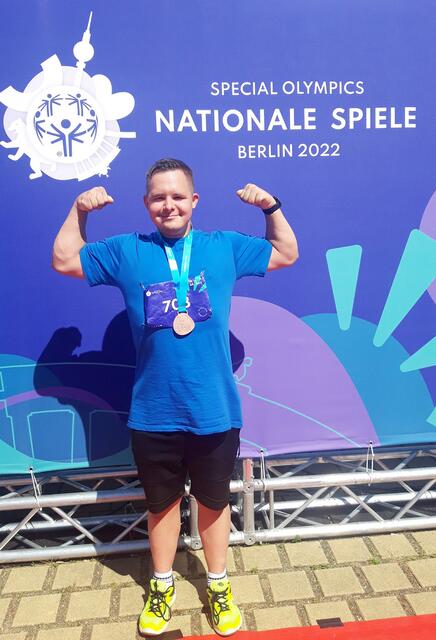 Leichtathlet Lukas Szczendzina trat zum ersten Mal bei den Special Olympics an. Der 22-Jährige gewann eine Bronzemedaille im Weitsprung. | Foto: Gerhard Metz/Lebenshilfe Südliche Weinstraße