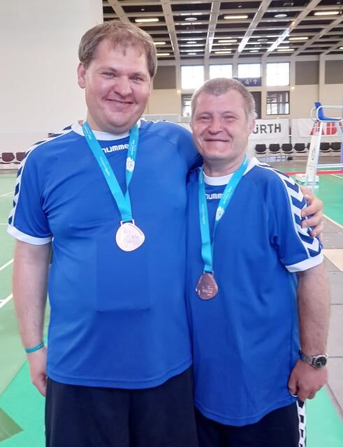 Der erfahrene Badminton-Spieler Viktor Hatzenbühler (im Bild links) sicherte sich Gold im Einzel. Im Doppel mit Rudi Schneider (im Bild rechts) belegte er in der stärksten Leistungsgruppe den Bronze-Rang.  | Foto: Gerhard Metz/Lebenshilfe Südliche Weinstraße