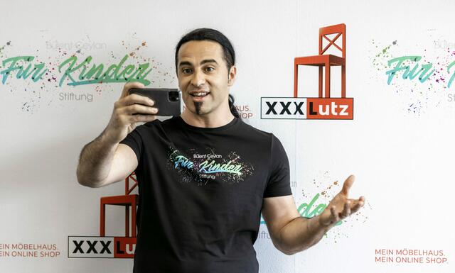 XXXL-Herzensangelegenheit: Bülent Ceylan freut sich auf die große Aktion mit XXXLutz für seine Stiftung – der Comedian ruft auch per Videobotschaft dazu auf, dass möglichst viele Bilder eingeschickt werden.  | Foto: XXXLutz