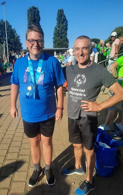 Christian Jung (im Bild links, daneben Sportlehrer Gerhard Metz) überzeugte mit einer neuen persönlichen Bestleistung und Platz vier über 1500 Meter. | Foto: Torsten Piechottka/Lebenshilfe Südliche Weinstraße