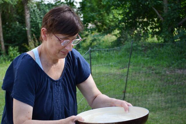 Abkühlung: Silvia Werling bringt den Hühnern eine Schale mit Wasser. | Foto: Dennis Christmann/Lebenshilfe Südliche Weinstraße