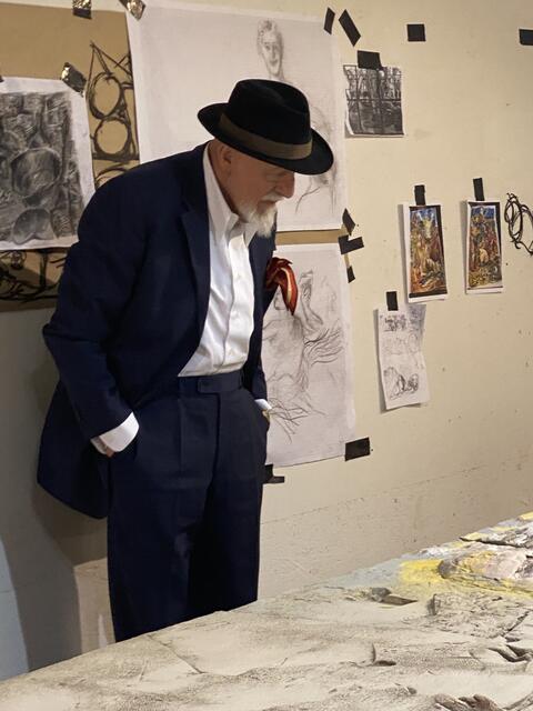 Prüfender Blick: Markus Lüpertz in seinem Schwarzwald-Atelier mit einem von ihm am Vortag in Teilen bereits gemaltes Bild. 
 | Foto: Foto Fabry