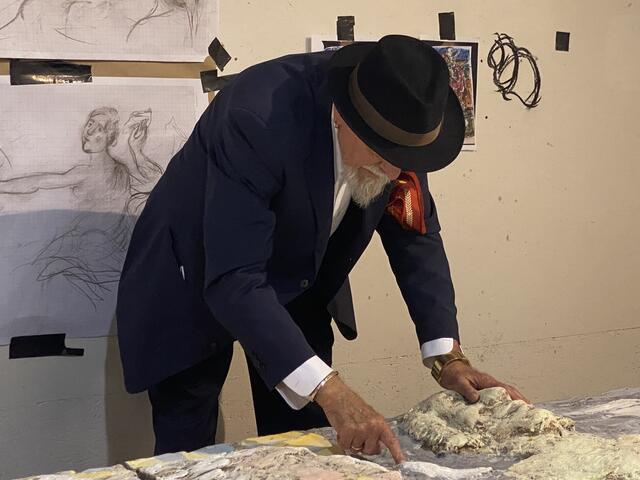 Markus Lüpertz bemalt nach dem erfolgten Schrühbrand das letzte Kunstwerk im Schwarzwald-Atelier aus dem Zyklus der vier Elemente.
 | Foto: Foto Fabry