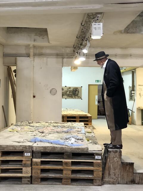 Blick auf das Werk: Markus Lüpertz betrachtet ein fast fertig mit Farbglasur bemaltes Keramikkunstwerk.
 | Foto: Foto Fabry
