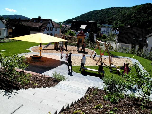 Außengelände (Ausschnitt), Blick von der Terrasse. | Foto: W. G. Stähle