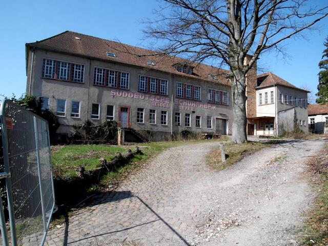 Das Gelände im März 2019 (Teilansicht), noch mit Gebäuden der ehemaligen „Süddeutsche Schuhfabrik Seibel &amp; Meyer“. Die Große Linde musste weichen. | Foto: W. G. Stähle